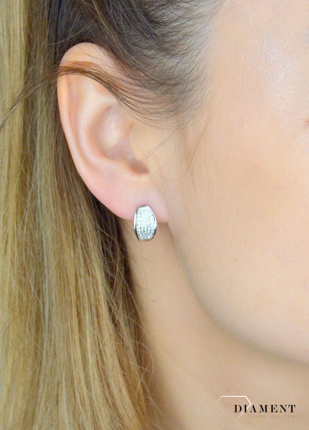 Srebrne kolczyki damskie 925 rodowane z zapięciem angielskim IM0430423KA. Srebrne kolczyki damskie. Kolczyki srebrne z zapięciem angielskim. Srebrne kolczyki z cyrkoniami. Kolczyki srebrne damskie rodowane. Kolczyki srebrne angielskie na prezen.jpg