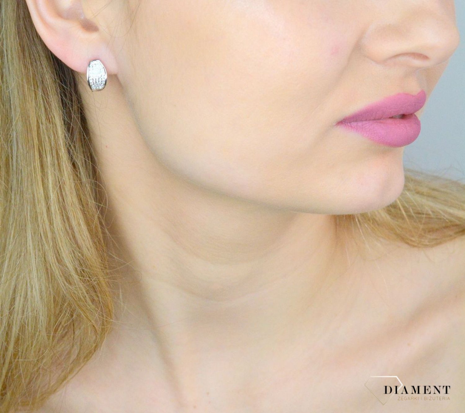 Srebrne kolczyki damskie 925 rodowane z zapięciem angielskim IM0430423KA. Srebrne kolczyki damskie. Kolczyki srebrne z zapięciem angielskim. Srebrne kolczyki z cyrkoniami. Kolczyki srebrne damskie rodowane. Kolczyki srebrne angielskie na prezen.jpg