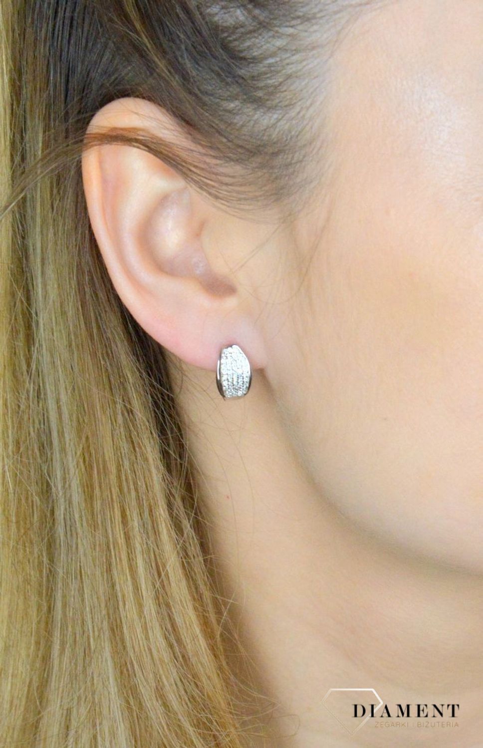 Srebrne kolczyki damskie 925 rodowane z zapięciem angielskim IM0430423KA. Srebrne kolczyki damskie. Kolczyki srebrne z zapięciem angielskim. Srebrne kolczyki z cyrkoniami. Kolczyki srebrne damskie rodowane. Kolczyki srebrne angielskie na prezen.jpg