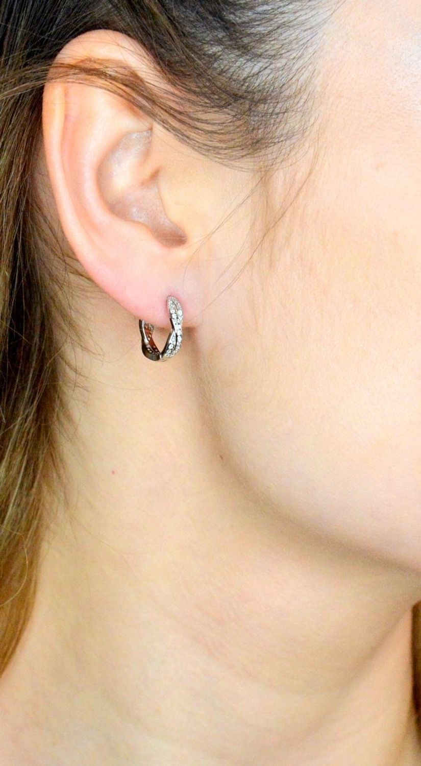 Srebrne kolczyki damskie 925 kółeczka z cyrkoniami IM0620623KR. Kolczyki srebrne damskie. Kolczyki srebrne dziecięce. Kolczyki srebrne kółka. Kolczyki idealne na prezent..jpg