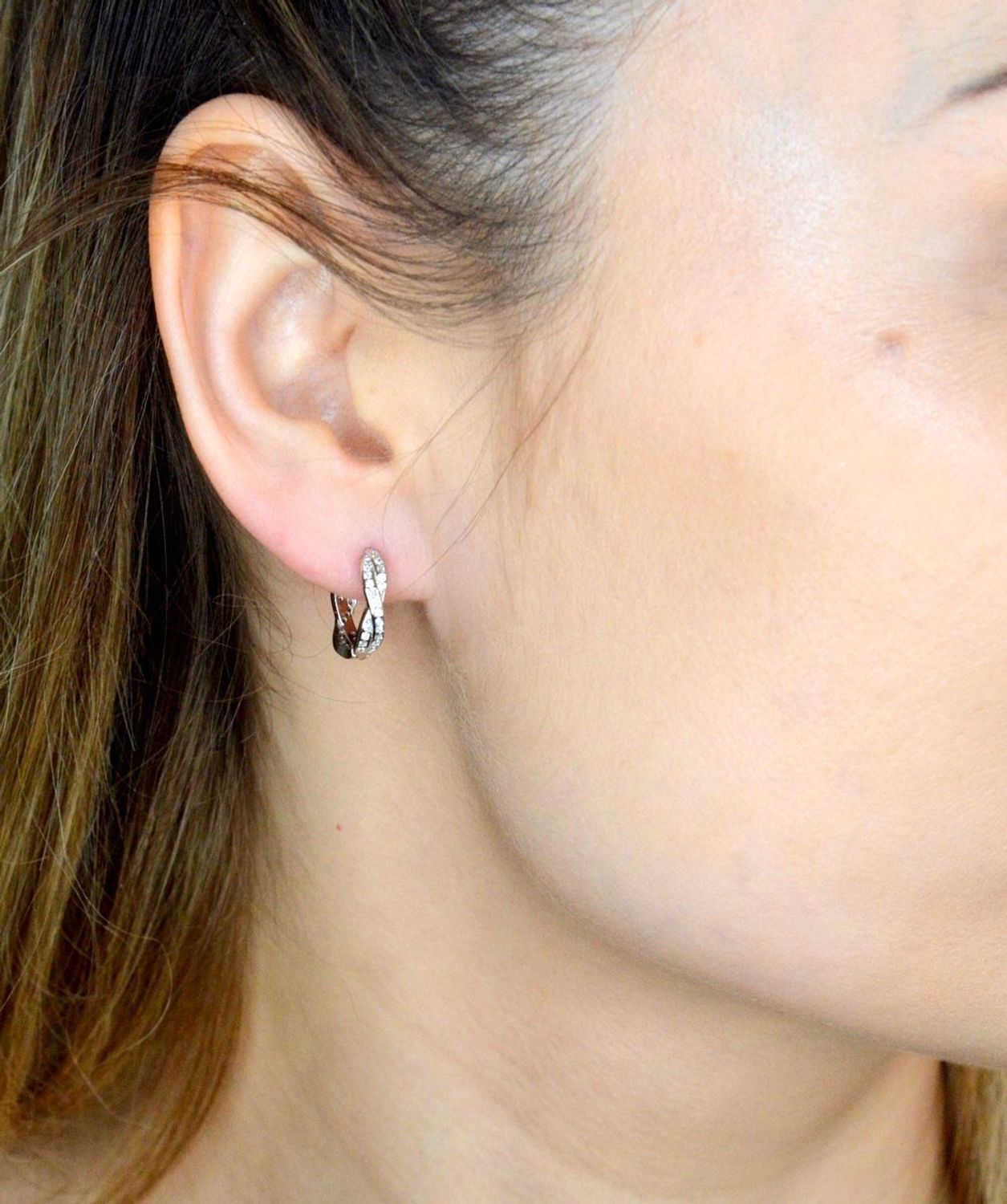 Srebrne kolczyki damskie 925 kółeczka z cyrkoniami IM0620623KR. Kolczyki srebrne damskie. Kolczyki srebrne dziecięce. Kolczyki srebrne kółka. Kolczyki idealne na prezent..jpg