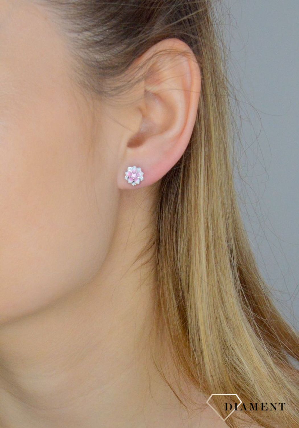 Srebrne kolczyki dziecięce 925 kwiatki IM0890623KS. Srebrne kolczyki dziecięce. Kolczyki kwiatki z cyrkoniami. Kolczyki kwiatki na sztyft. Kolczyki srebrne wkrętki idealne na prezent..jpg