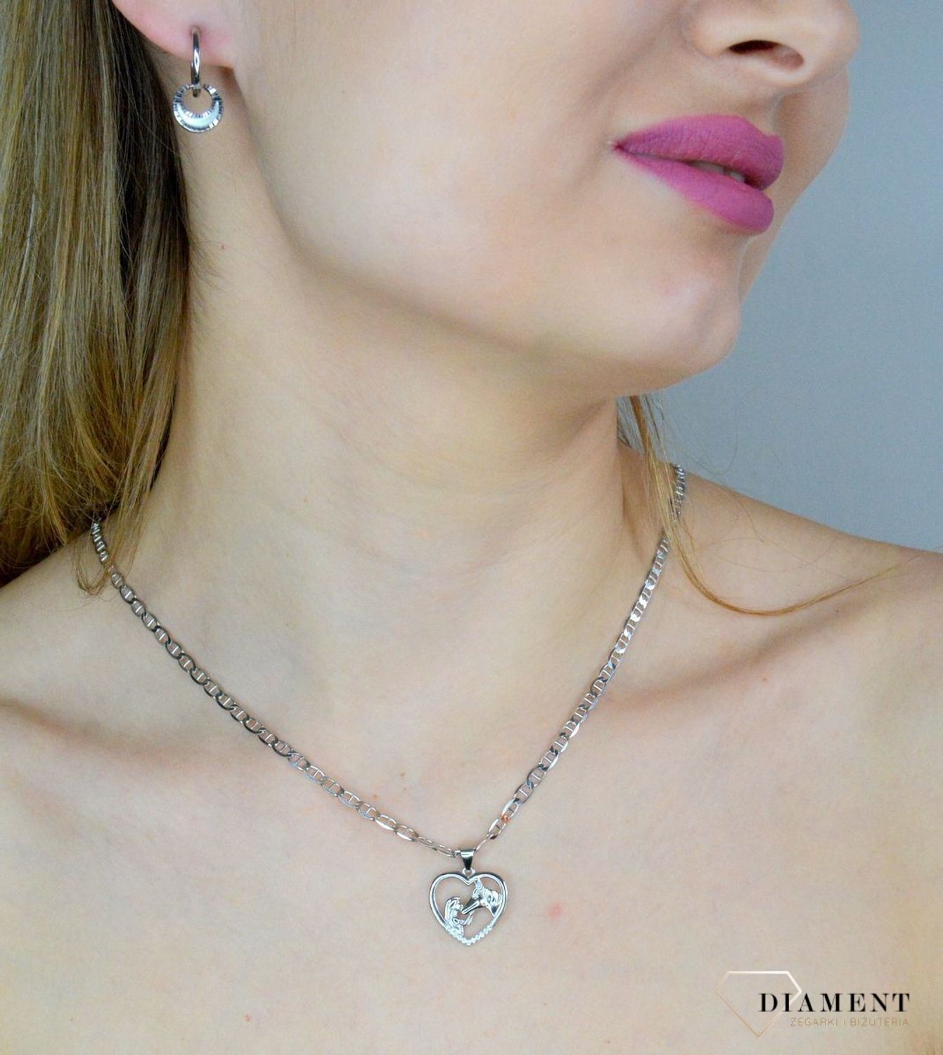 Zawieszka srebrna damska ''Miłość do konia IM1200423PR. Zawieszka srebrna damska. Zawieszka srebrna z motywem konia. Damski wisiorek z koniem w sercu. Srebrna zawieszka idealna na prezent..jpg