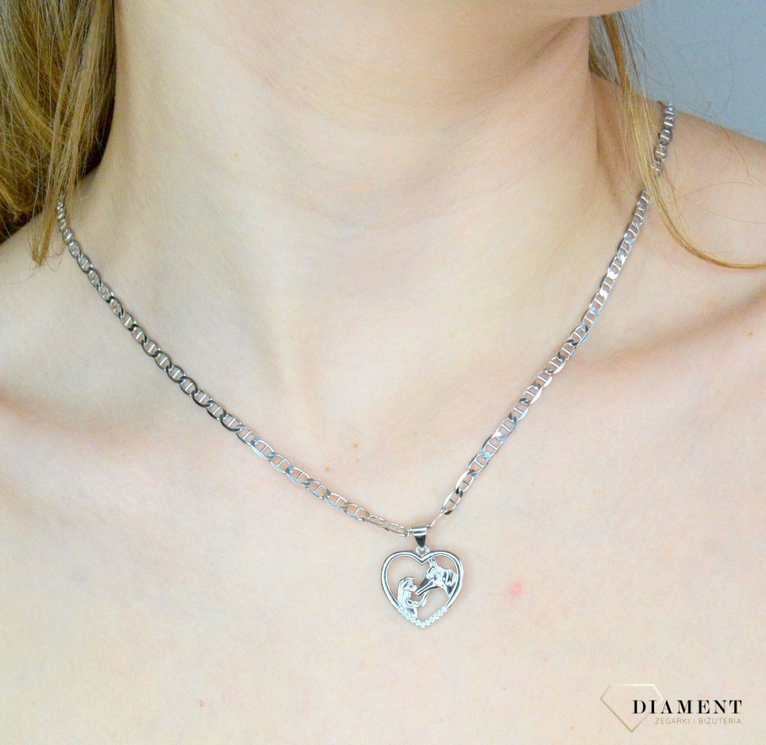 Zawieszka srebrna damska ''Miłość do konia IM1200423PR. Zawieszka srebrna damska. Zawieszka srebrna z motywem konia. Damski wisiorek z koniem w sercu. Srebrna zawieszka idealna na prezent..jpg