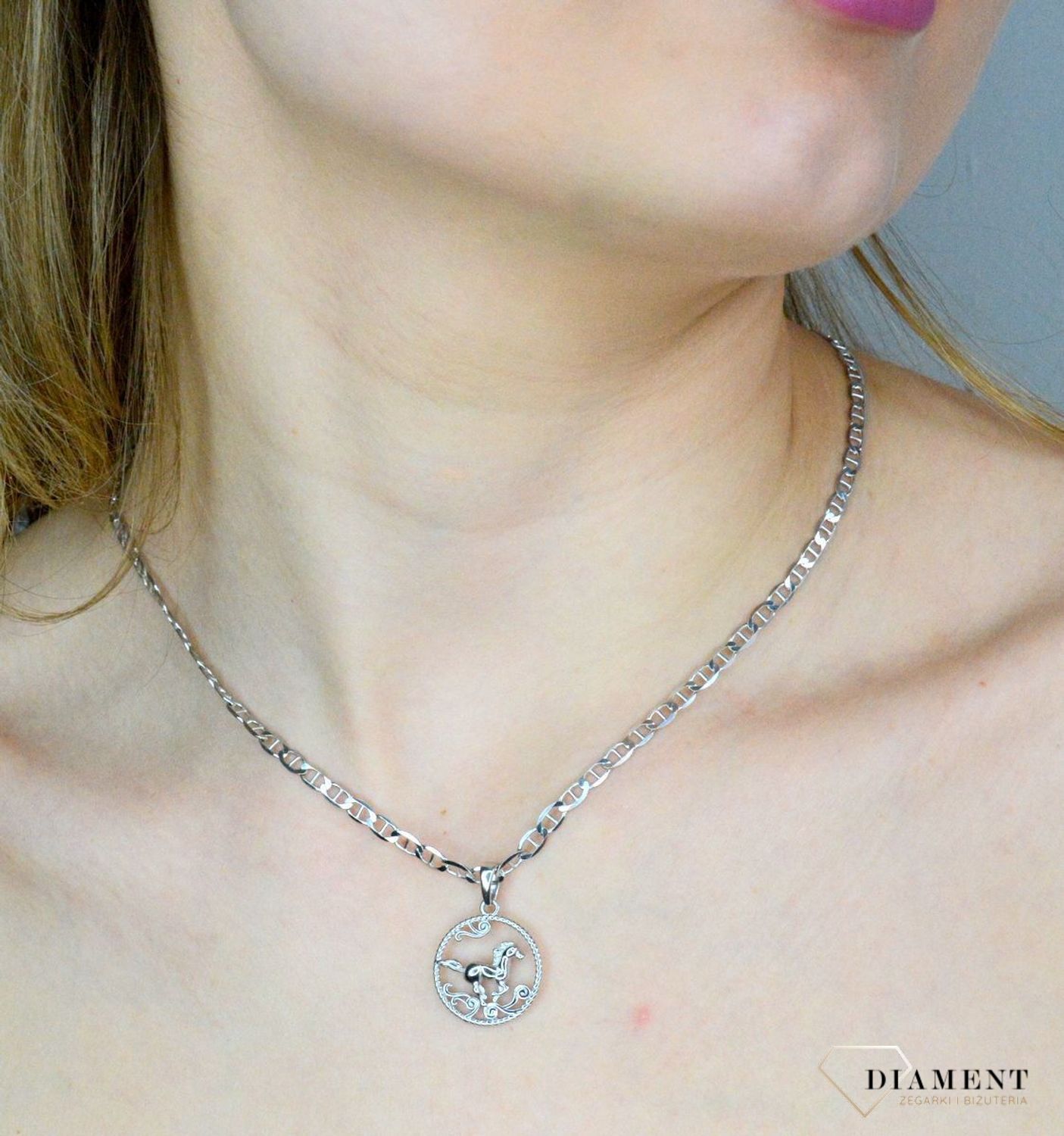 Zawieszka srebrna damska. Zawieszka srebrna z motywem konia. Damski wisiorek z koniem w kółku. Srebrna zawieszka idealna na prezent..jpg