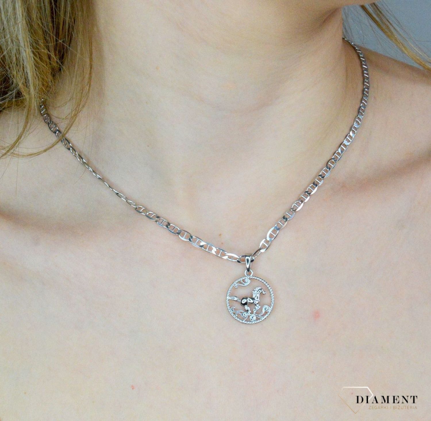 Zawieszka srebrna damska. Zawieszka srebrna z motywem konia. Damski wisiorek z koniem w kółku. Srebrna zawieszka idealna na prezent..jpg