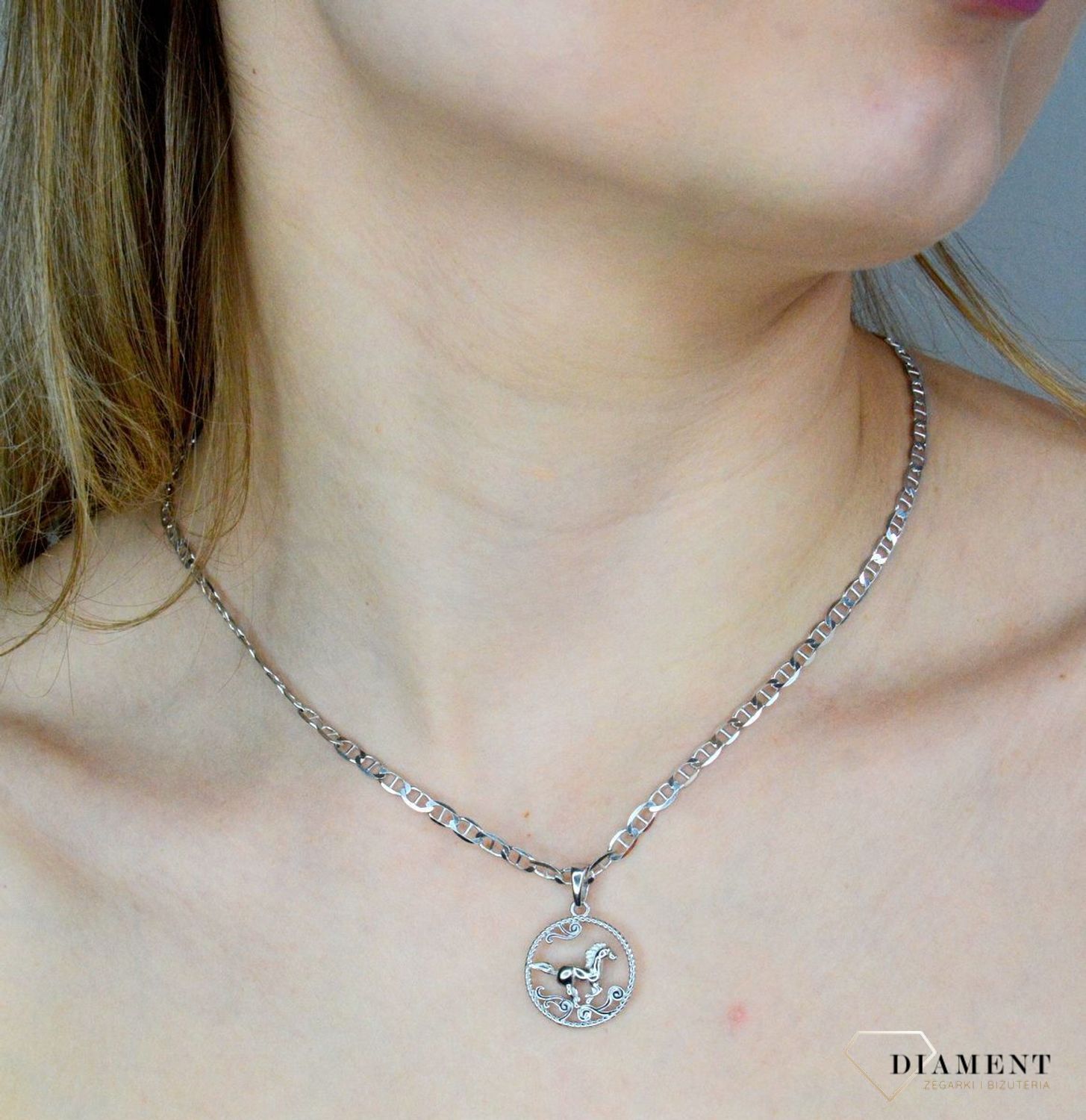 Zawieszka srebrna damska. Zawieszka srebrna z motywem konia. Damski wisiorek z koniem w kółku. Srebrna zawieszka idealna na prezent..jpg