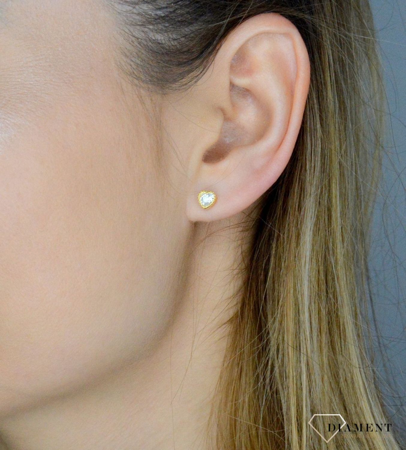 Srebrne kolczyki 925 pozłacane serduszka z cyrkonią IMK0090923G. Srebrne kolczyki damskie. Kolczyki srebrne wkrętki. Kolczyki srebrne na sztyft w pozłoceniu. Kolczyki idealne na prezent. Kolczyki serduszka z cyrkonią..jpg