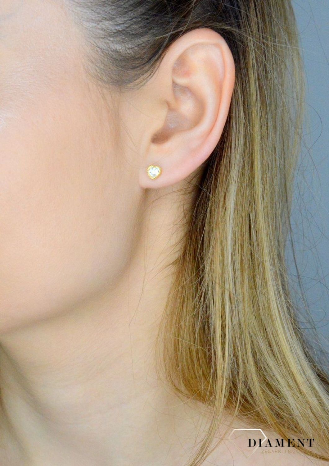 Srebrne kolczyki 925 pozłacane serduszka z cyrkonią IMK0090923G. Srebrne kolczyki damskie. Kolczyki srebrne wkrętki. Kolczyki srebrne na sztyft w pozłoceniu. Kolczyki idealne na prezent. Kolczyki serduszka z cyrkonią..jpg