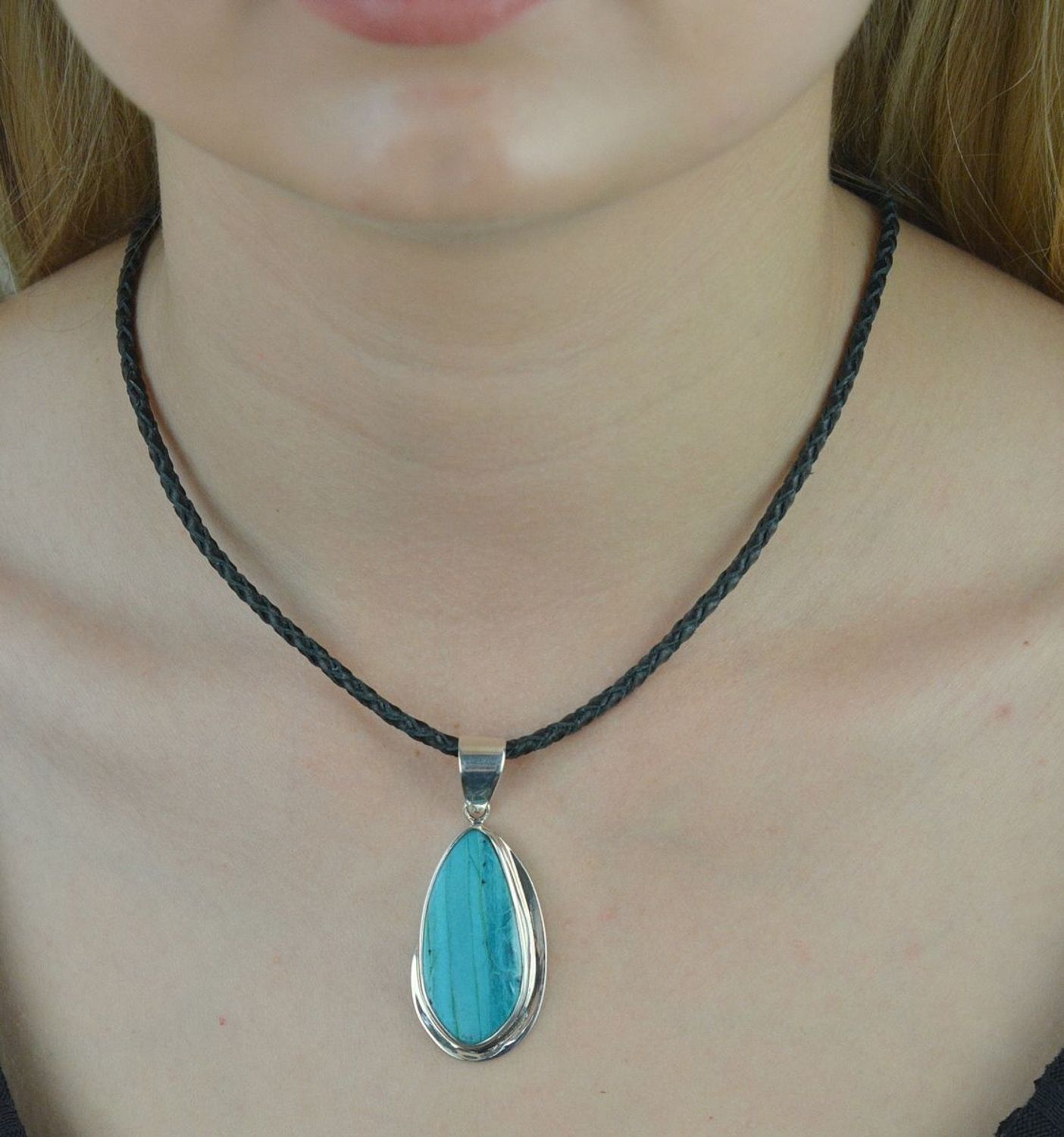 Naszyjnik czarny rzemyk pleciony INNM044. Naszyjnik czarny uniwersalny. Naszyjnik damski, męski. Naszyjnik rzemyk pleciony. Naszyjnik czarny rzemyk. Naszyjnik idealny do letnich stylizacji. Naszyjnik do każdej zawi.JPG