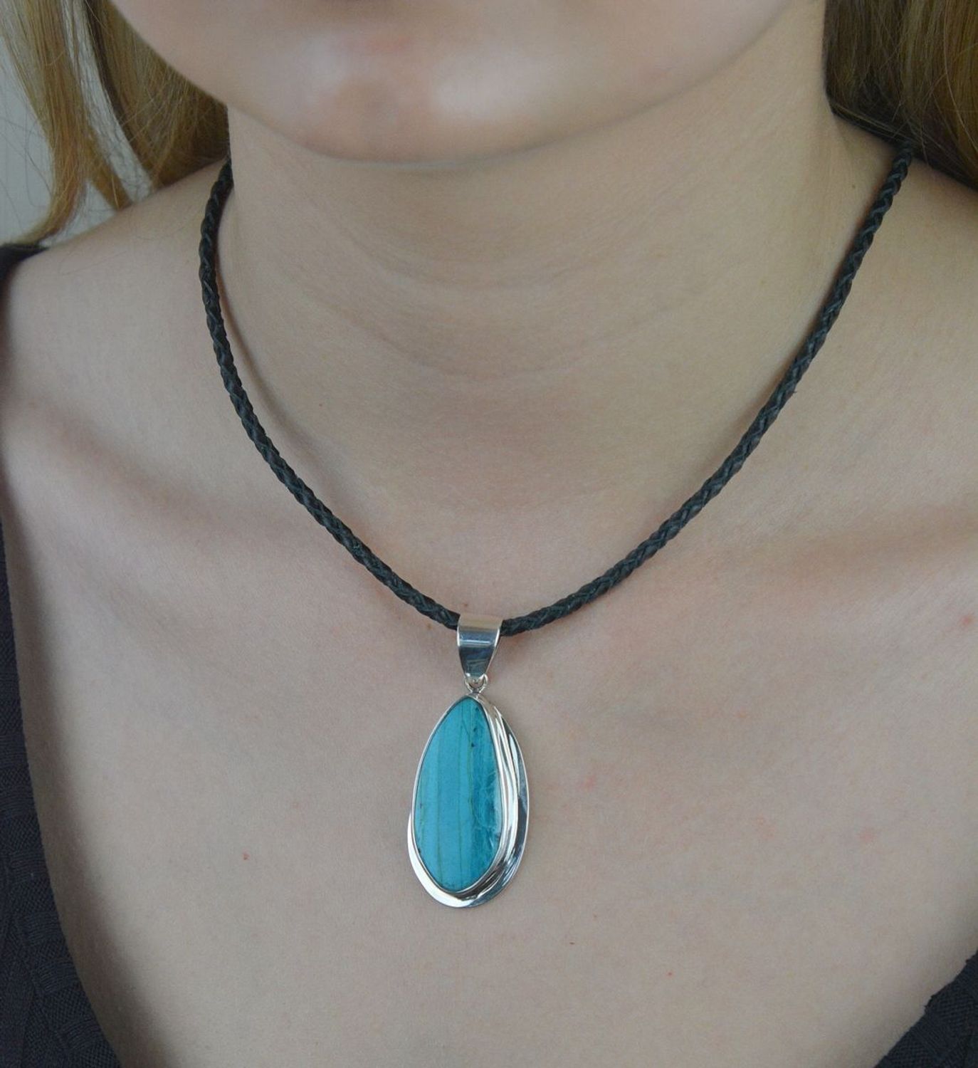 Naszyjnik czarny rzemyk pleciony INNM044. Naszyjnik czarny uniwersalny. Naszyjnik damski, męski. Naszyjnik rzemyk pleciony. Naszyjnik czarny rzemyk. Naszyjnik idealny do letnich stylizacji. Naszyjnik do każdej zawi.JPG