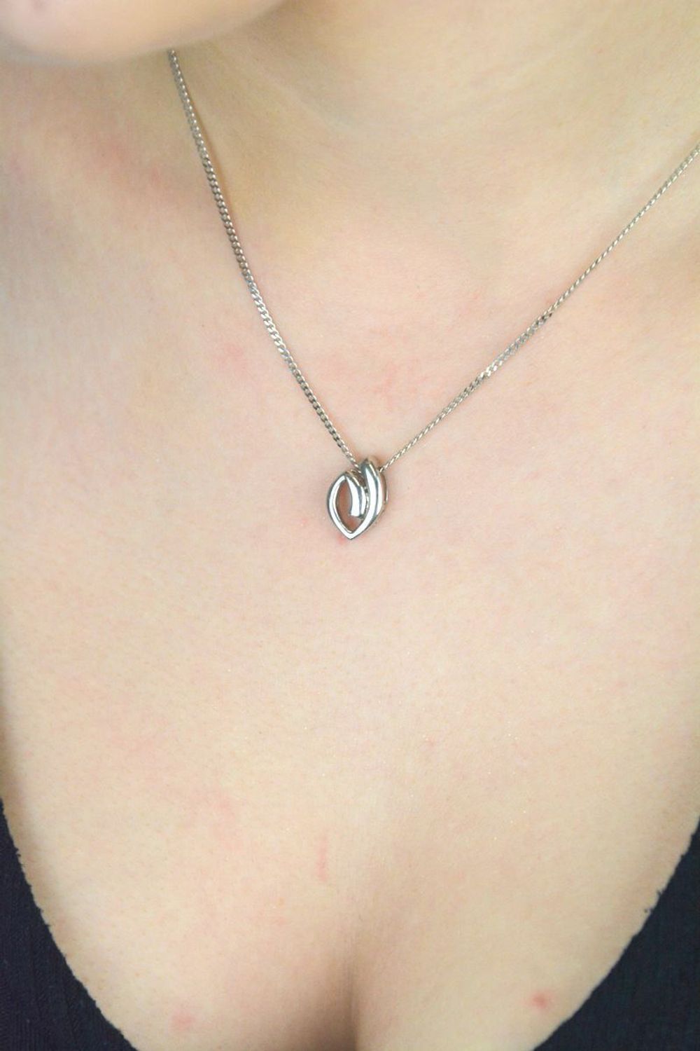 Minimalistyczna srebrna zawieszka o geometrycznym kształcie. Próba 925, waga 1,20 g, wymiary 1,3 x 0,9 cm. Model IWR0031 – nowoczesny akcent w Twojej kolekcji. 1.jpg