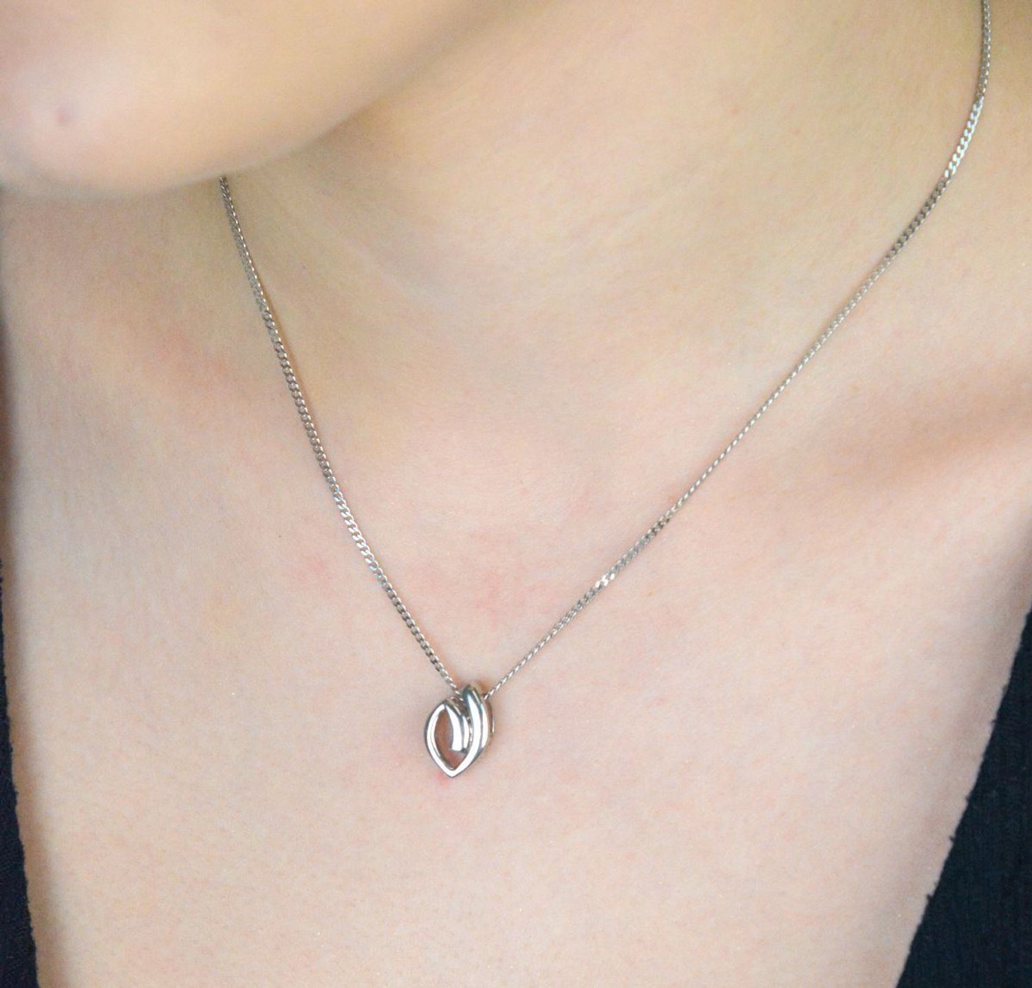 Minimalistyczna srebrna zawieszka o geometrycznym kształcie. Próba 925, waga 1,20 g, wymiary 1,3 x 0,9 cm. Model IWR0031 – nowoczesny akcent w Twojej kolekcji. 1.jpg