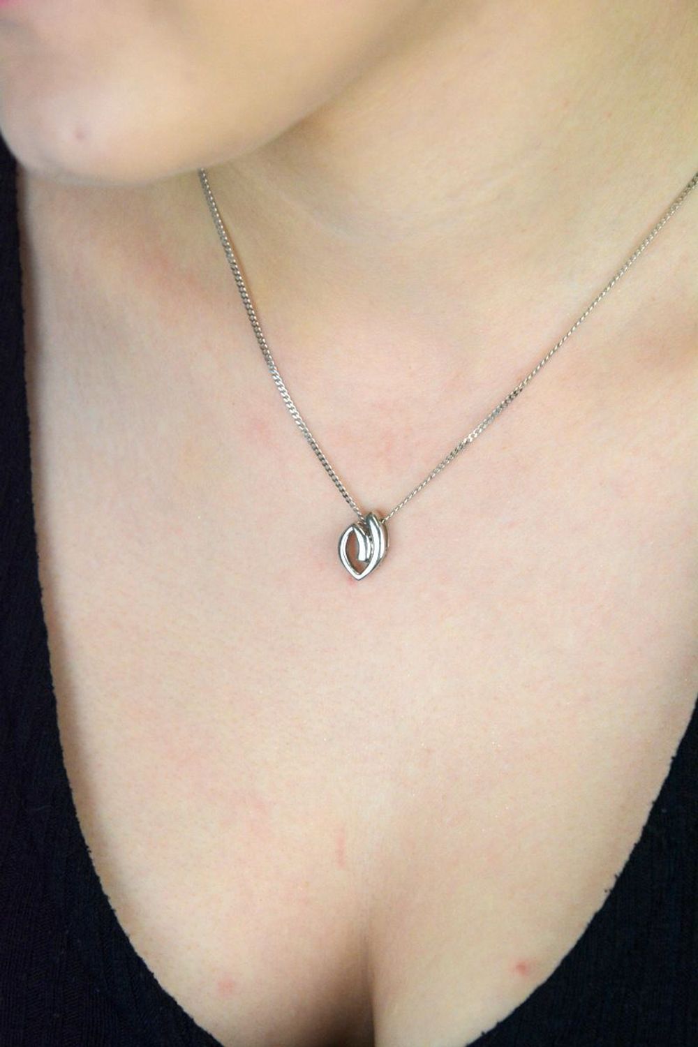 Minimalistyczna srebrna zawieszka o geometrycznym kształcie. Próba 925, waga 1,20 g, wymiary 1,3 x 0,9 cm. Model IWR0031 – nowoczesny akcent w Twojej kolekcji. 1.jpg