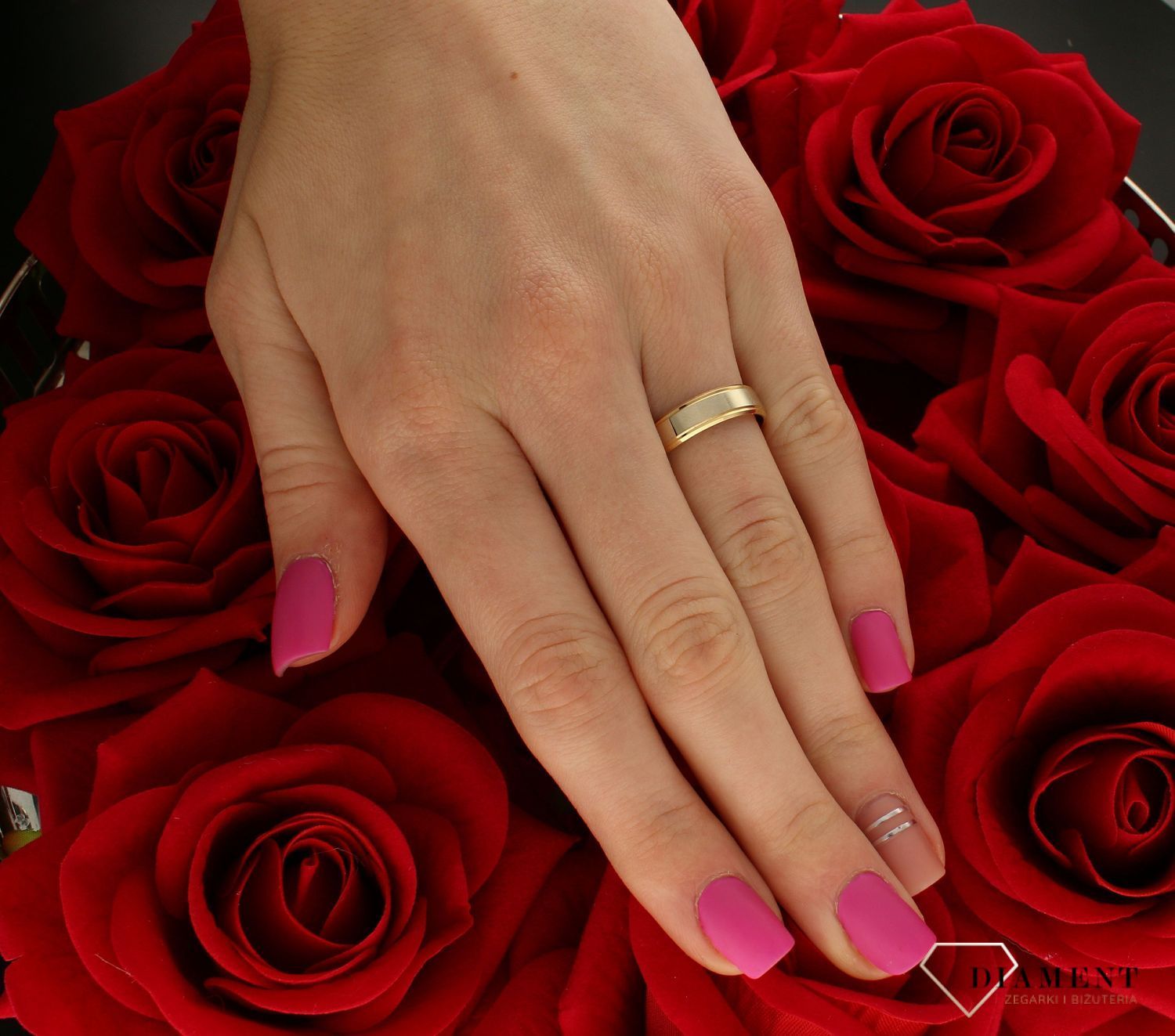 Złota obrączka dwukolorowa płaska 585 z białym środkiem – elegancja i klasyka, rozmiar 18.jpg