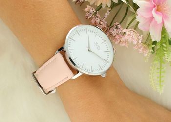 Zegarek damski JVD J-TS16 – biała tarcza, stalowa koperta 40 mm, skórzany pasek 20 mm, mechanizm Miyota, szkło mineralne, wodoszczelność 5 ATM. Subtelna elegancja na co dzień.5d.jpg