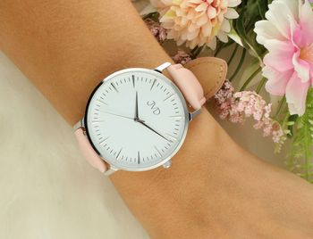 Zegarek damski JVD J-TS16 – biała tarcza, stalowa koperta 40 mm, skórzany pasek 20 mm, mechanizm Miyota, szkło mineralne, wodoszczelność 5 ATM. Subtelna elegancja na co dzień.7u.jpg