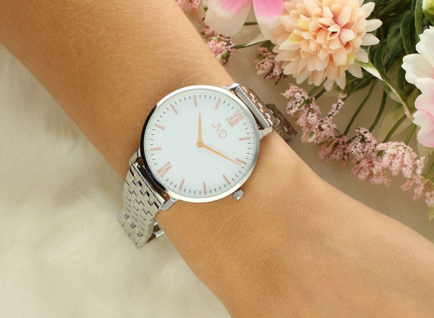 Damski zegarek JVD J‑TS30 z kopertą 36 mm w odcieniu różanego złota. Mechanizm Miyota, szkło hartowane, stalowa bransoleta, wodoszczelność 5 ATM. Stylowy i elegancki wybór na co dzień.1.jpg