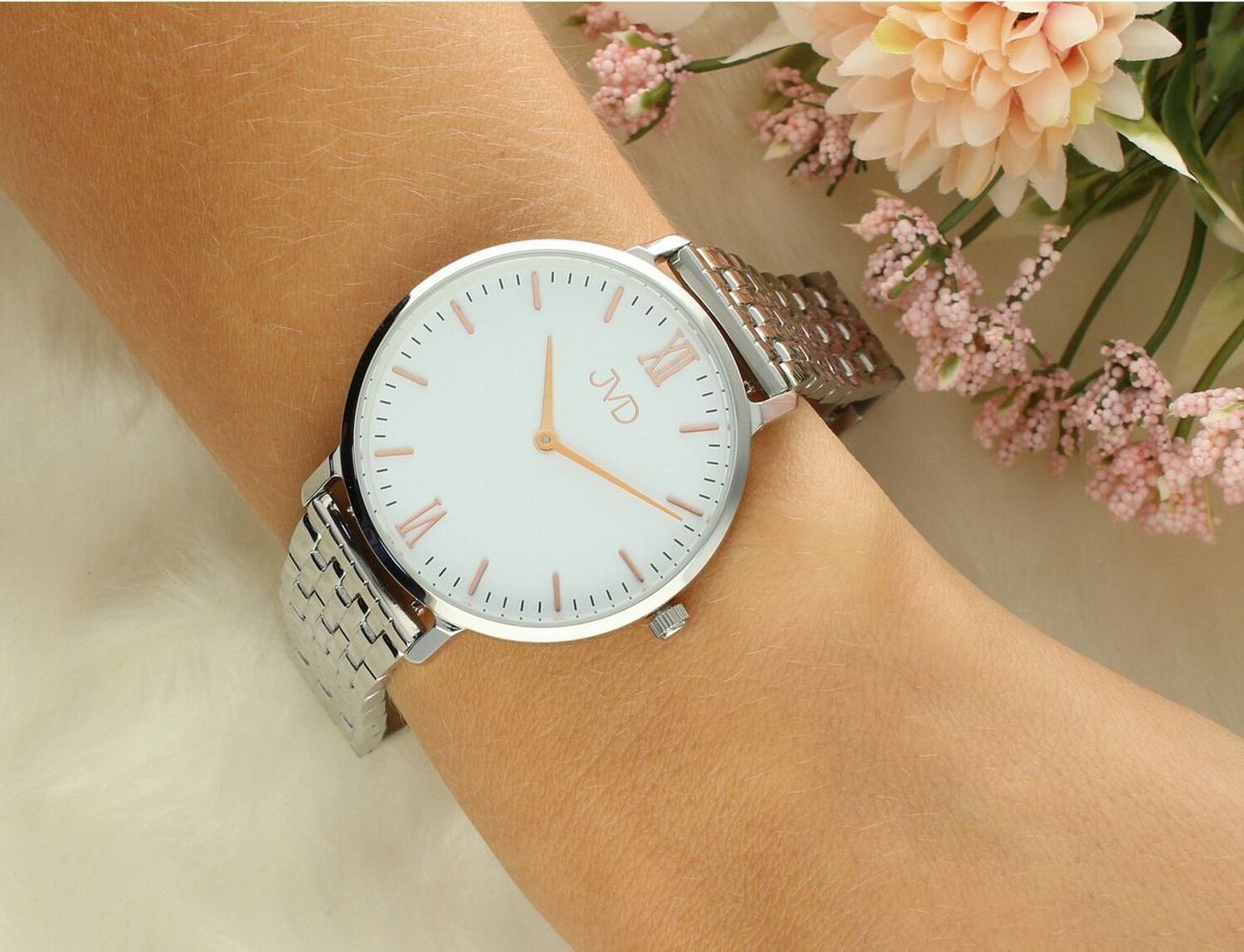 Damski zegarek JVD J‑TS30 z kopertą 36 mm w odcieniu różanego złota. Mechanizm Miyota, szkło hartowane, stalowa bransoleta, wodoszczelność 5 ATM. Stylowy i elegancki wybór na co dzień.1.jpg