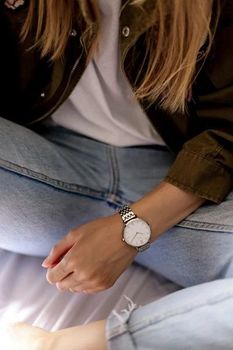 Damski zegarek JVD J‑TS30 z kopertą 36 mm w odcieniu różanego złota. Mechanizm Miyota, szkło hartowane, stalowa bransoleta, wodoszczelność 5 ATM. Stylowy i elegancki wybór na co dzień.4.jpg