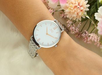 Damski zegarek JVD J‑TS30 z kopertą 36 mm w odcieniu różanego złota. Mechanizm Miyota, szkło hartowane, stalowa bransoleta, wodoszczelność 5 ATM. Stylowy i elegancki wybór na co dzień.5d.jpg