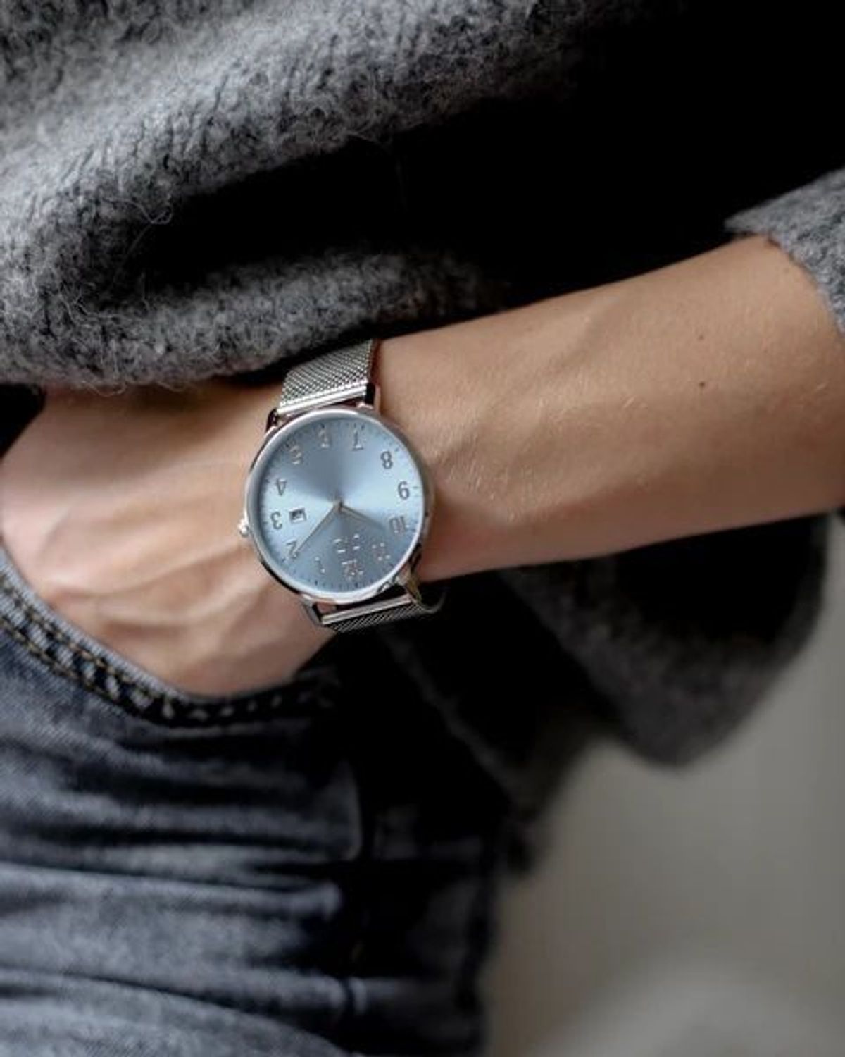 Stylowy zegarek JVD J-TS42 – niebieska tarcza, stal nierdzewna, bransoleta mesh, mechanizm Miyota, 5 ATM, szkło mineralne, średnica koperty 40 mm. Elegancja i wygoda.1.jpg