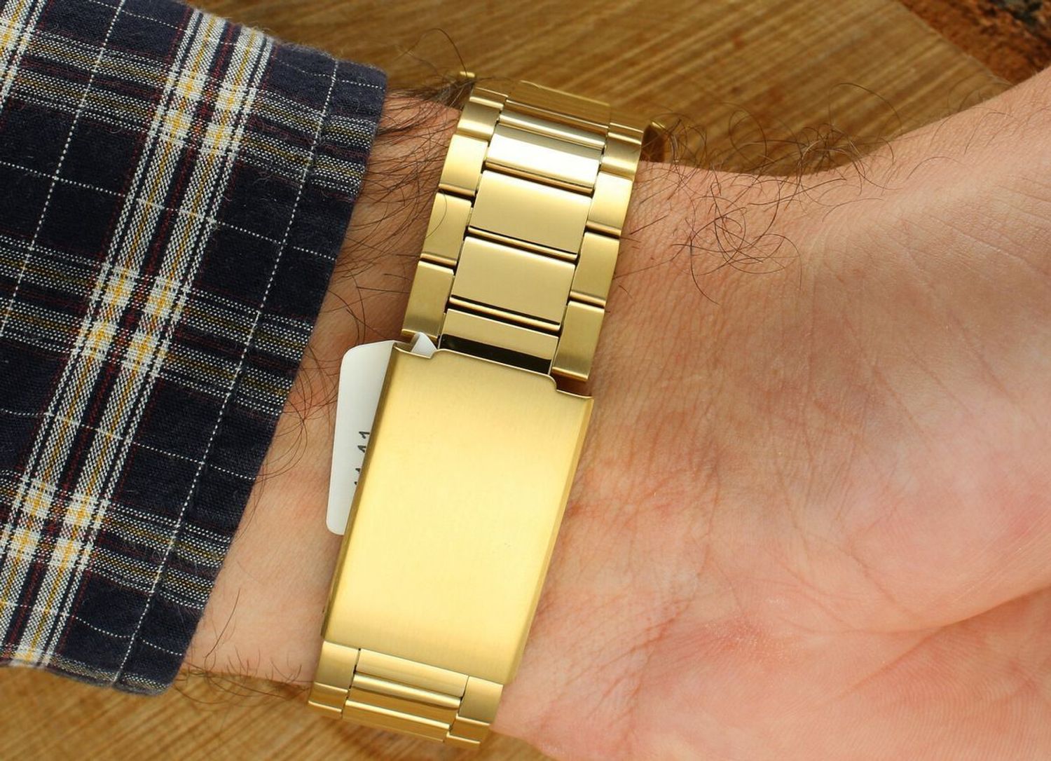 JVD J1041.41 – męski zegarek kwarcowy z mineralnym szkłem, stalową kopertą i bransoletą IP, luminescencyjnymi wskazówkami, stałą lunetą minutową i wodoszczelnością 100 M.1.jpg