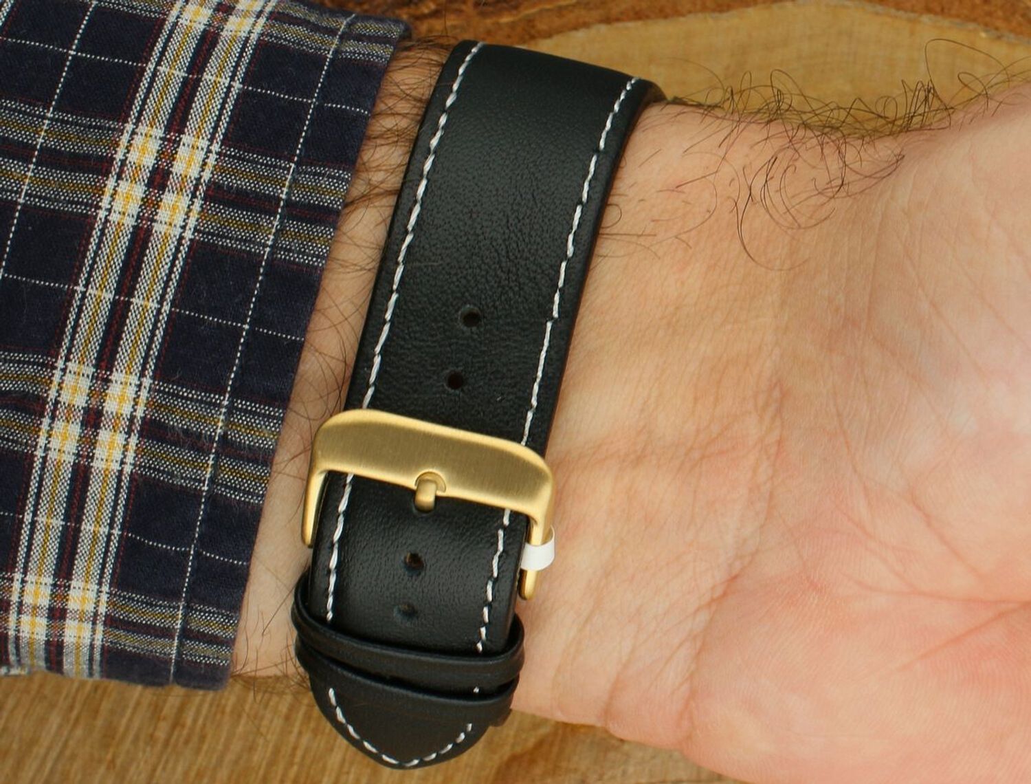 JVD J1041.48 – męski zegarek kwarcowy z japońskim mechanizmem Miyota, kopertą PVD złota, skórzanym paskiem, mineralnym szkłem hartowanym i wodoszczelnością 10 ATM.1.jpg