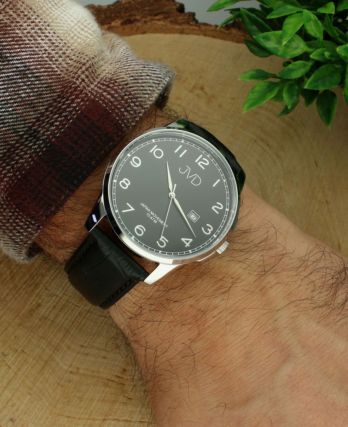 Zegarek męski na pasku skórzanym JVD J1112.3, posiada mechanizm japoński Miyota, zasilany za pomocą baterii. Elegancka czarna tarcza zegarka ze srebrnymi indeksami zapewnia przejrzysty i nowoczesny wygląd..jpg