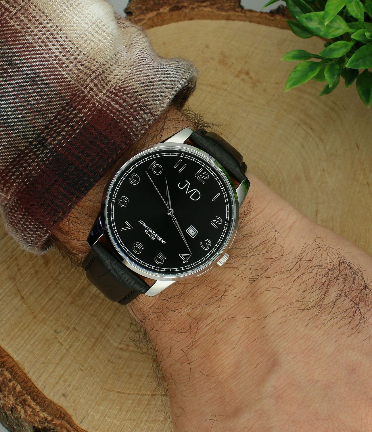 Zegarek męski na pasku skórzanym JVD J1112.3, posiada mechanizm japoński Miyota, zasilany za pomocą baterii. Elegancka czarna tarcza zegarka ze srebrnymi indeksami zapewnia przejrzysty i nowoczesny wygląd..jpg