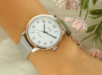 Elegancki zegarek damski JVD J1124.5 z bransoletą mesh, ozdobną kopertą w kolorze różowego złota i mechanizmem Miyota. Wodoszczelność 5 ATM (2).jpg