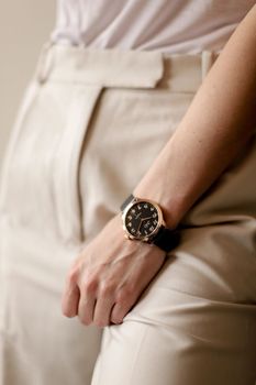 Zegarek damski JVD J1124.6 z czarną stalową kopertą IPBlack, szkłem mineralnym hartowanym i japońskim mechanizmem Miyota. Elegancki zegarek z mediolańskim paskiem, wodoszczelnością 4.jpg