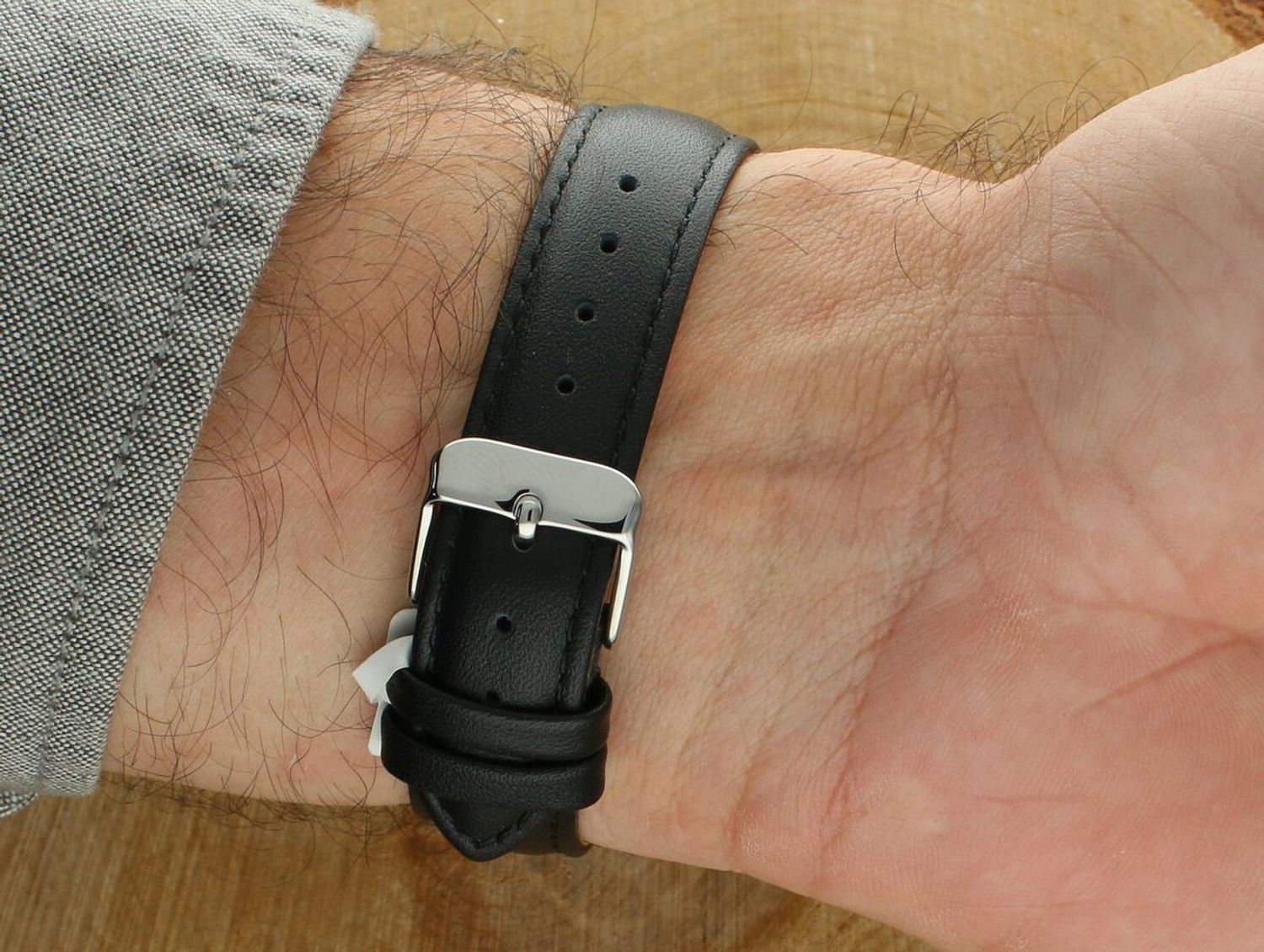 Elegancki zegarek męski JVD J1130.1 z czarnym skórzanym paskiem, antracytową stalową kopertą, japońskim mechanizmem Miyota i wodoszczelnością 10 ATM. Idealny do codziennego 1.jpg