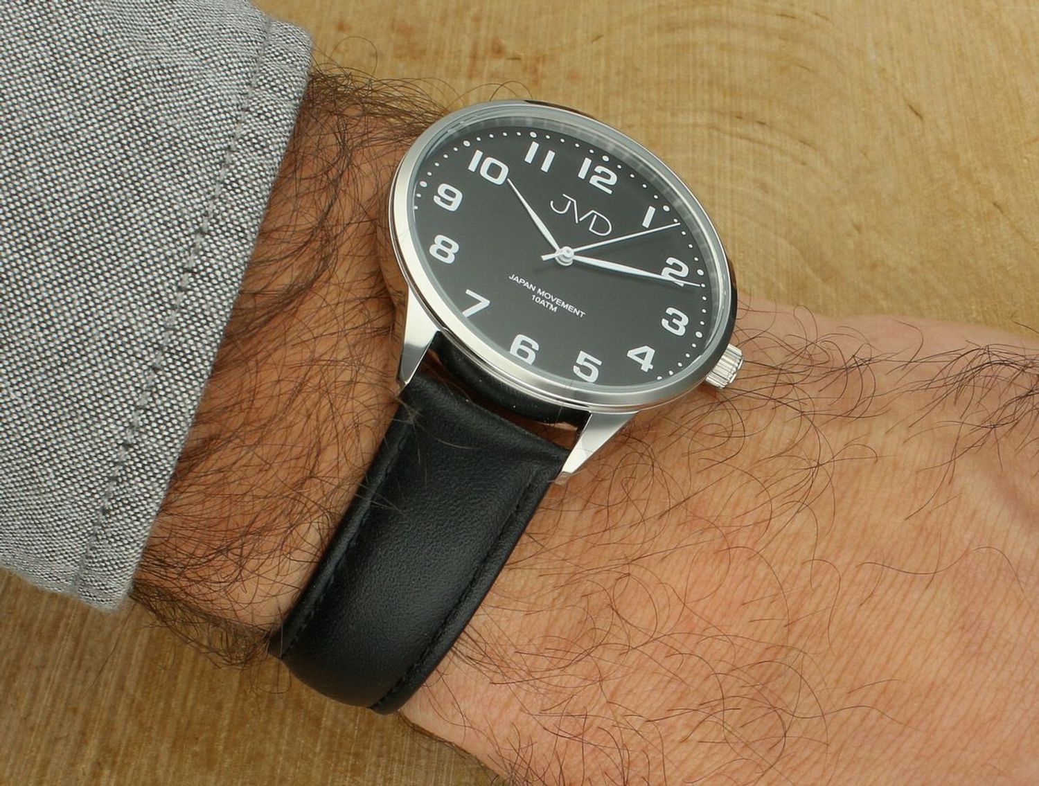 Elegancki zegarek męski JVD J1130.1 z czarnym skórzanym paskiem, antracytową stalową kopertą, japońskim mechanizmem Miyota i wodoszczelnością 10 ATM. Idealny do codziennego 1.jpg