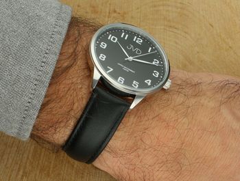 Elegancki zegarek męski JVD J1130.1 z czarnym skórzanym paskiem, antracytową stalową kopertą, japońskim mechanizmem Miyota i wodoszczelnością 10 ATM.4.jpg