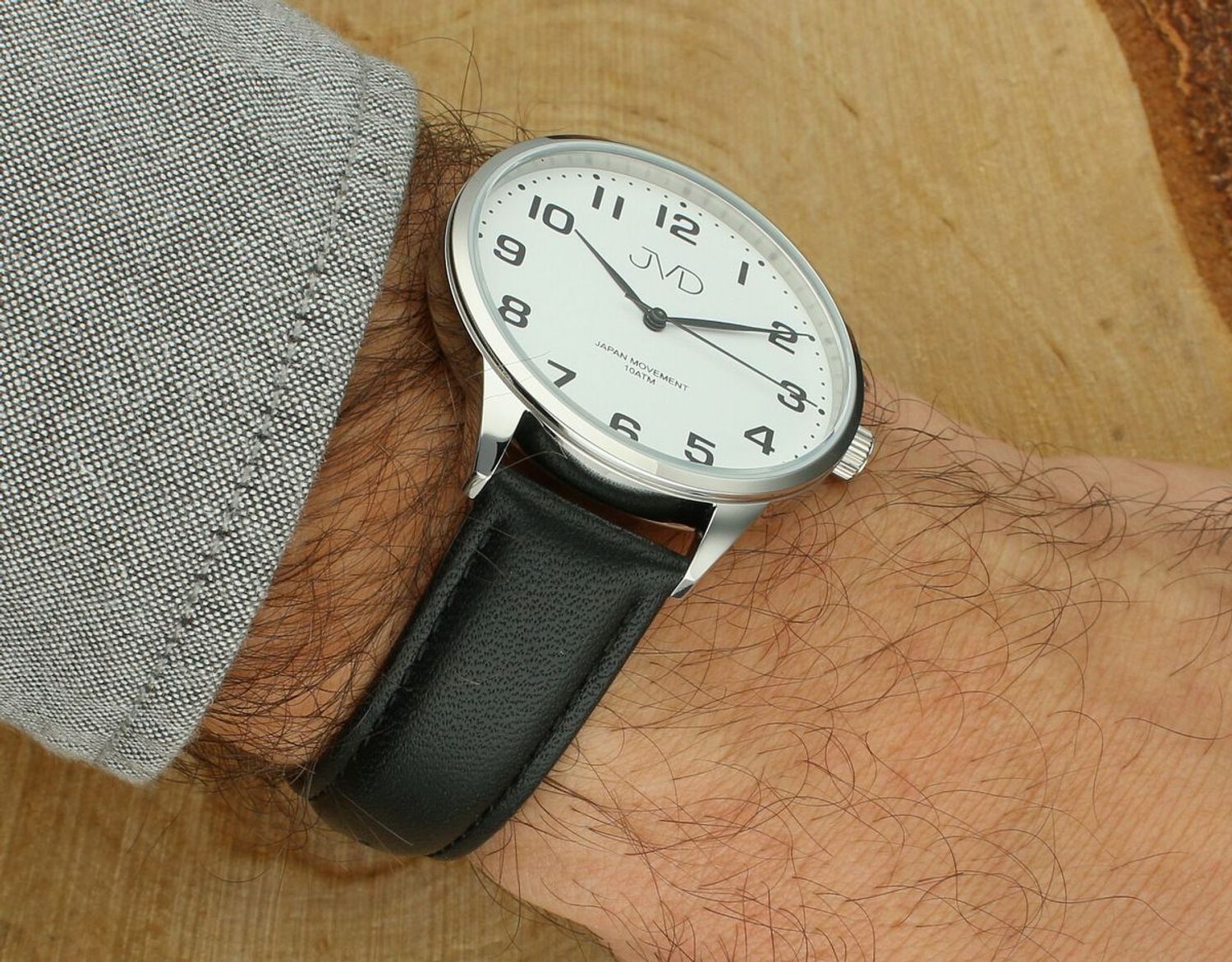 Elegancki zegarek męski JVD J1130.2 z srebrną kopertą stalową, skórzanym paskiem i japońskim mechanizmem Miyota. Wodoszczelność 10 ATM, idealny do codziennego noszenia i na specjalne okazje.1.jpg