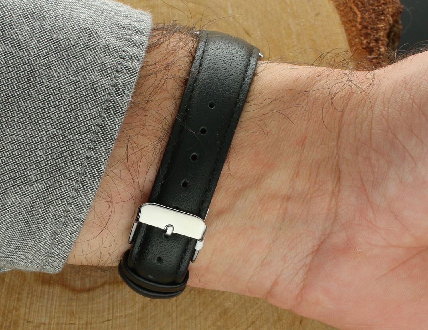 Elegancki zegarek męski JVD J1130.2 z srebrną kopertą stalową, skórzanym paskiem i japońskim mechanizmem Miyota. Wodoszczelność 10 ATM, idealny do codziennego noszenia i na specjalne okazje.1.jpg