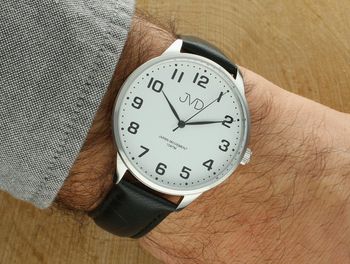 Elegancki zegarek męski JVD J1130.2 z srebrną kopertą stalową, skórzanym paskiem i japońskim mechanizmem Miyota. Wodoszczelność 10 ATM, idealny do codziennego noszenia i na specjalne okazje.4.jpg
