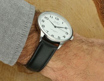 Elegancki zegarek męski JVD J1130.2 z srebrną kopertą stalową, skórzanym paskiem i japońskim mechanizmem Miyota. Wodoszczelność 10 ATM, idealny do codziennego noszenia i na specjalne okazje.5.jpg