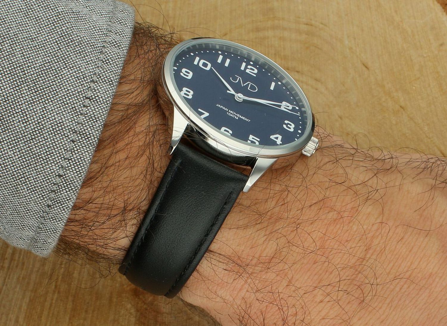 Elegancki zegarek męski JVD J1130.3 z niebiesko-antracytowo-srebrną kopertą stalową, skórzanym paskiem i japońskim mechanizmem Miyota. Wodoszczelność 10 ATM, idealny do codziennego noszenia 1.jpg