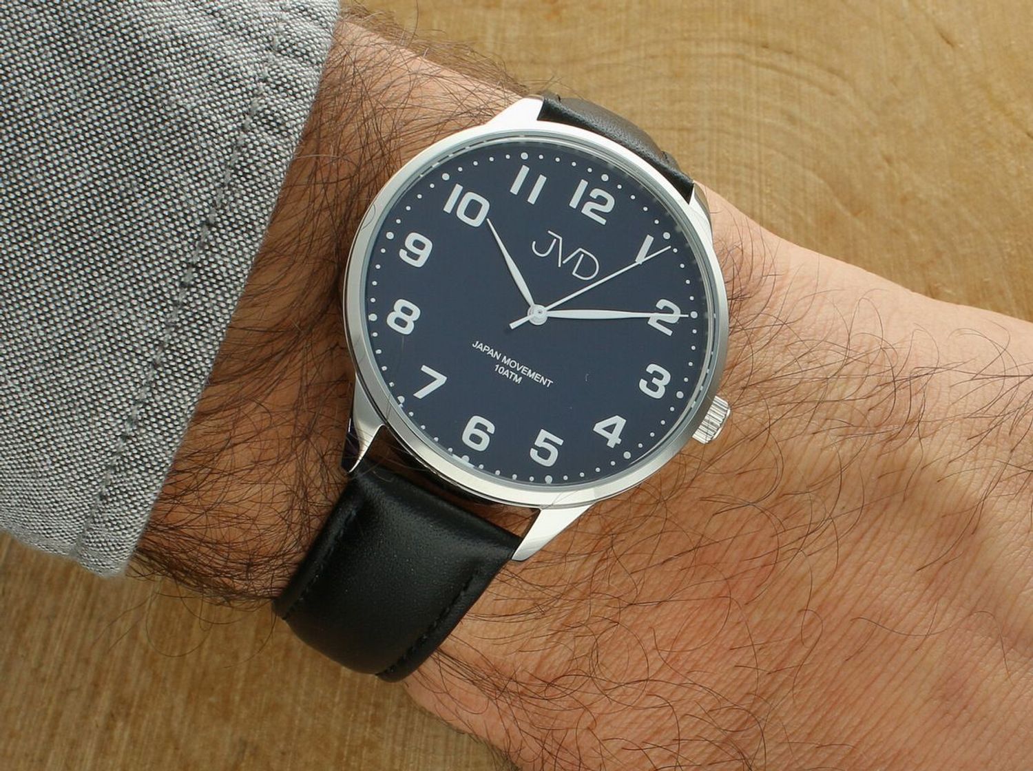 Elegancki zegarek męski JVD J1130.3 z niebiesko-antracytowo-srebrną kopertą stalową, skórzanym paskiem i japońskim mechanizmem Miyota. Wodoszczelność 10 ATM, idealny do codziennego noszenia 1.jpg