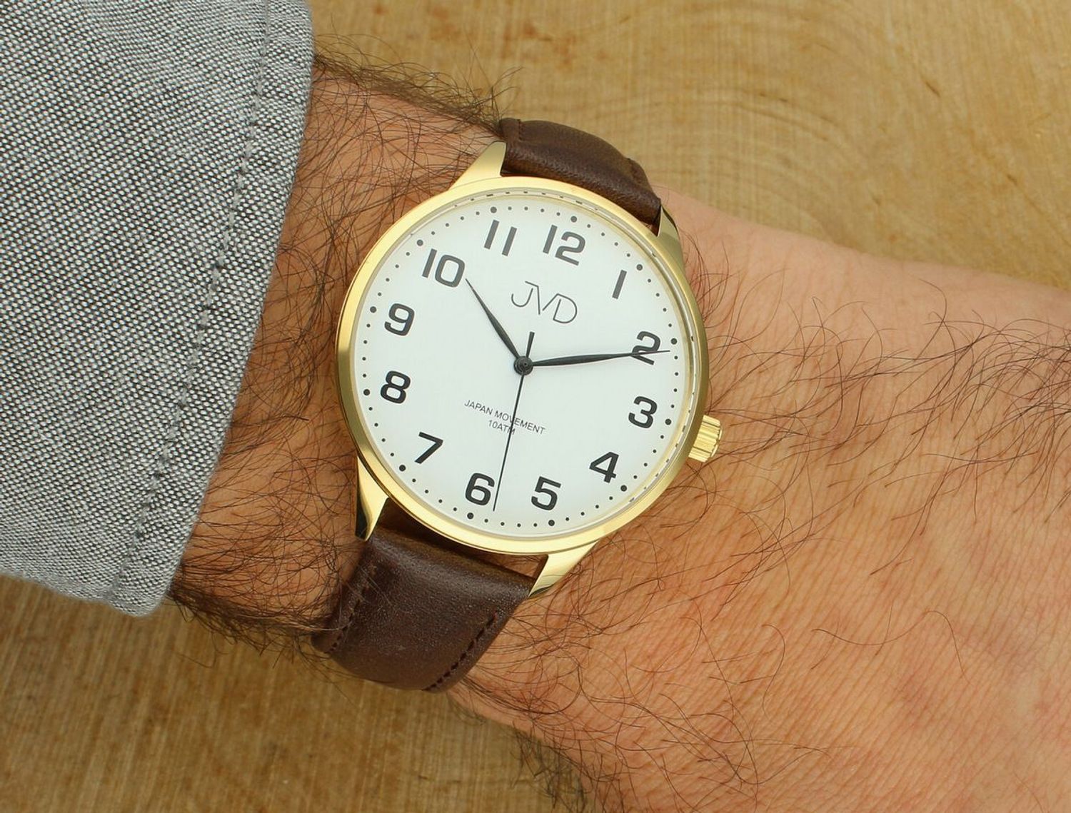 Odkryj elegancki zegarek męski JVD J1130.4 z brązowym skórzanym paskiem, złotą kopertą i japońskim mechanizmem Miyota. Wodoszczelność 10 ATM i trwałe szkło mineralne. Idealny dla nowoczesnego 1.jpg