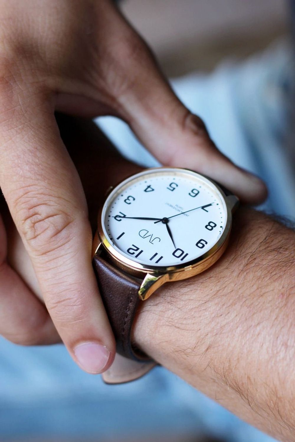 Odkryj elegancki zegarek męski JVD J1130.4 z brązowym skórzanym paskiem, złotą kopertą i japońskim mechanizmem Miyota. Wodoszczelność 10 ATM i trwałe szkło mineralne. Idealny dla nowoczesnego 1.jpg