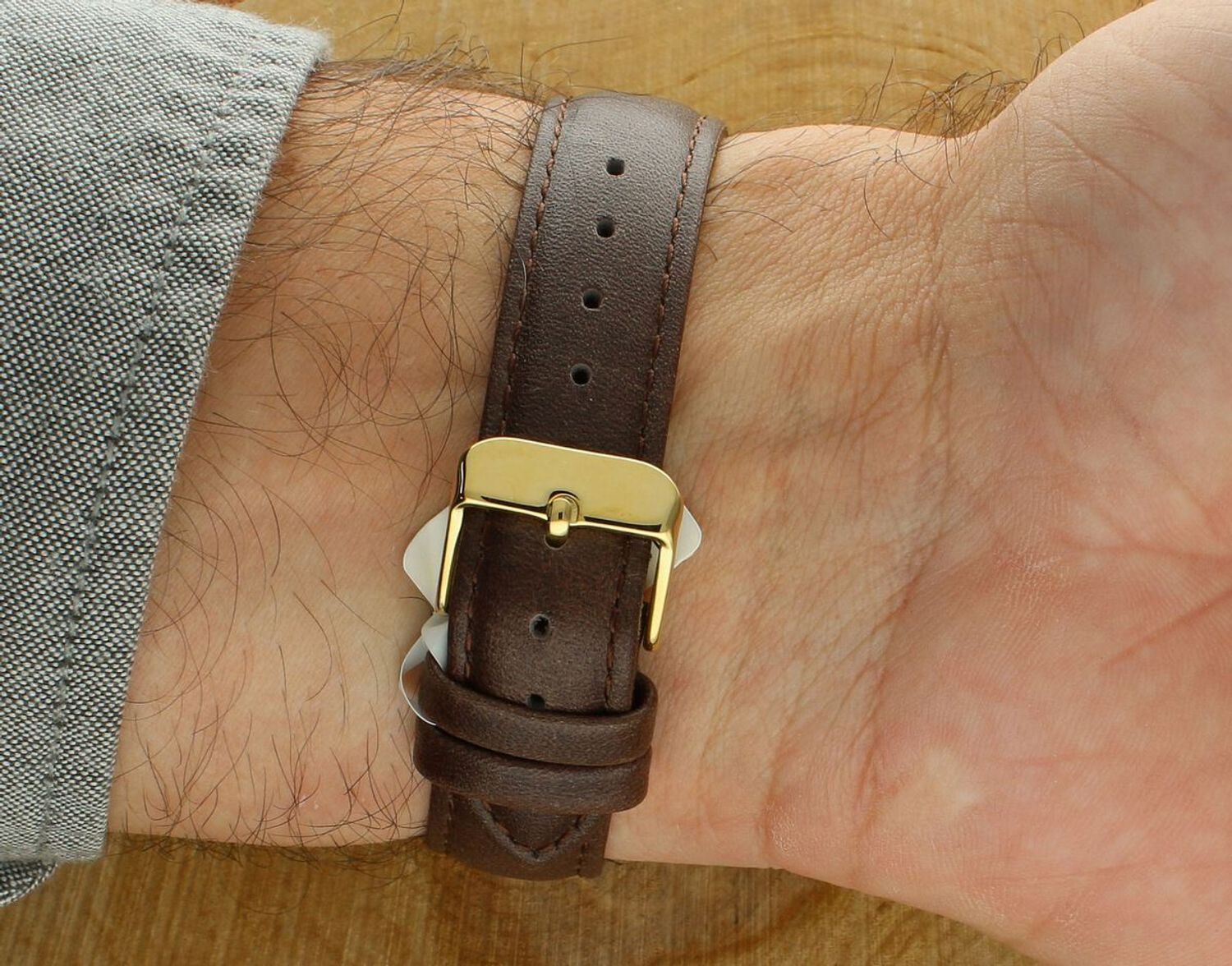 Odkryj elegancki zegarek męski JVD J1130.4 z brązowym skórzanym paskiem, złotą kopertą i japońskim mechanizmem Miyota. Wodoszczelność 10 ATM i trwałe szkło mineralne. Idealny dla nowoczesnego 1.jpg