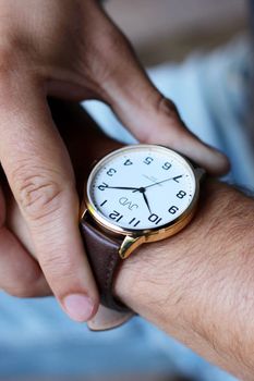 Odkryj elegancki zegarek męski JVD J1130.4 z brązowym skórzanym paskiem, złotą kopertą i japońskim mechanizmem Miyota. Wodoszczelność 10 ATM i trwałe szkło mineralne. Idealny dla nowoczesnego2.jpg