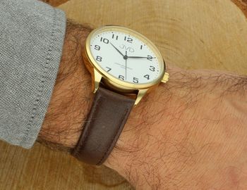 Odkryj elegancki zegarek męski JVD J1130.4 z brązowym skórzanym paskiem, złotą kopertą i japońskim mechanizmem Miyota. Wodoszczelność 10 ATM i trwałe szkło mineralne. Idealny dla nowoczesnego3.jpg