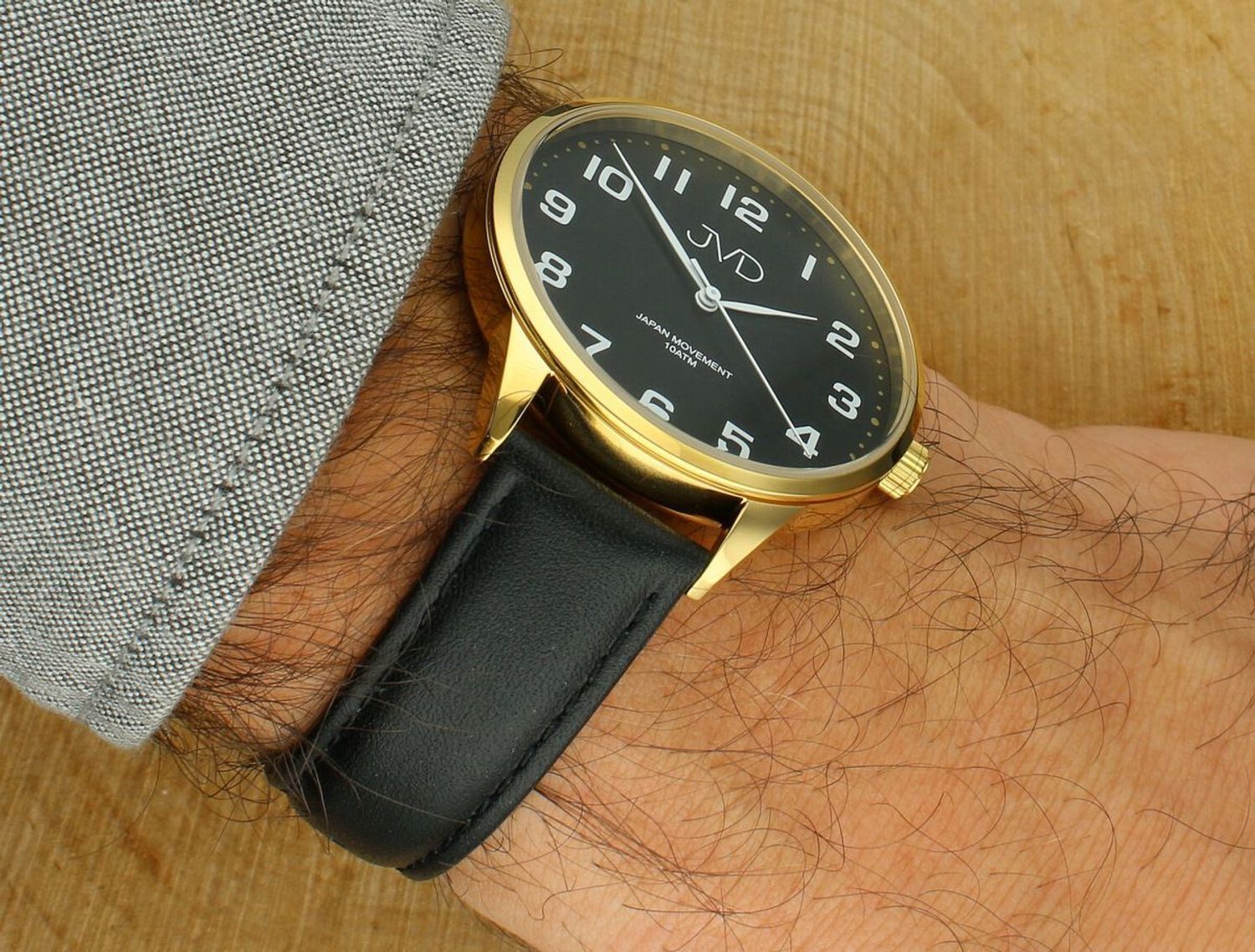 Elegancki zegarek męski JVD J1130.5 z czarną kopertą stalową, złotą powłoką PVD (IPGold), skórzanym paskiem i japońskim mechanizmem Miyota. Wodoszczelność 10 ATM, 1.jpg