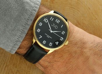 Elegancki zegarek męski JVD J1130.5 z czarną kopertą stalową, złotą powłoką PVD (IPGold), skórzanym paskiem i japońskim mechanizmem Miyota. Wodoszczelność 10 ATM, idealny do codziennego 3.jpg