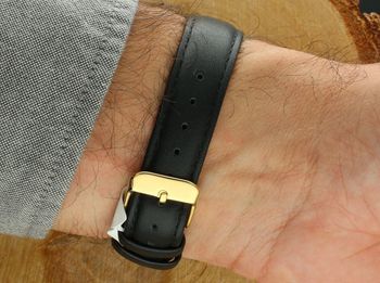 Elegancki zegarek męski JVD J1130.5 z czarną kopertą stalową, złotą powłoką PVD (IPGold), skórzanym paskiem i japońskim mechanizmem Miyota. Wodoszczelność 10 ATM, idealny do codziennego 5.jpg