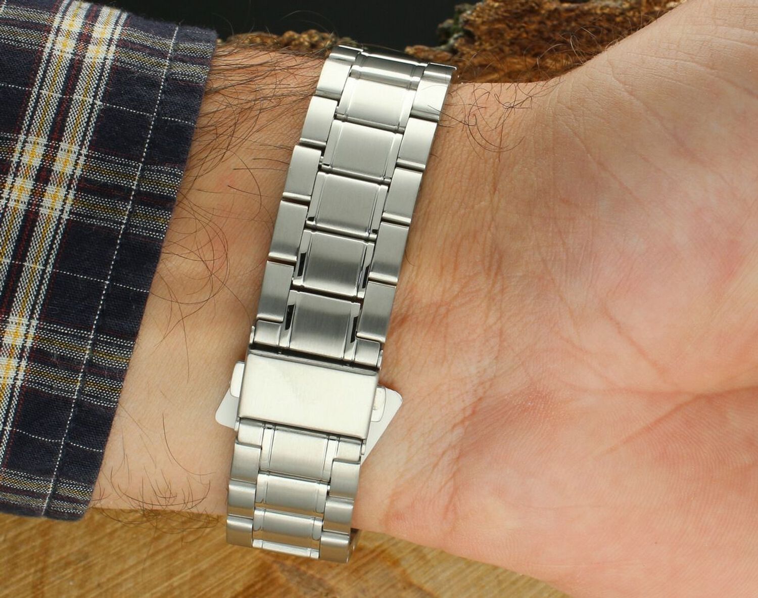 Elegancki zegarek męski JVD J1131.1 z mechanizmem Miyota, stalową kopertą 40 mm, mineralnym szkłem hartowanym, luminescencyjnymi wskazówkami i wodoszczelnością 5 ATM.1.jpg